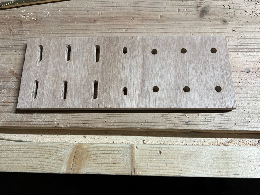 棒やすりやドライバーを収納するために穴あけした画像