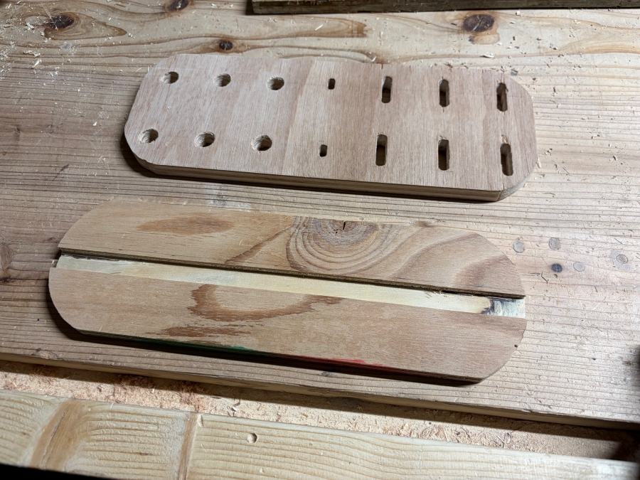 棒やすりとドライバーを収納するための木材パーツ