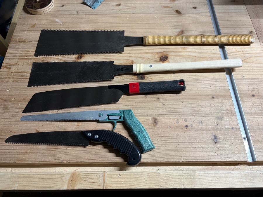 様々な種類の鋸を並べた画像