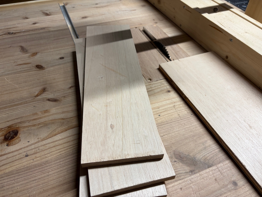 テーブルソーで同サイズの木材に加工する様子