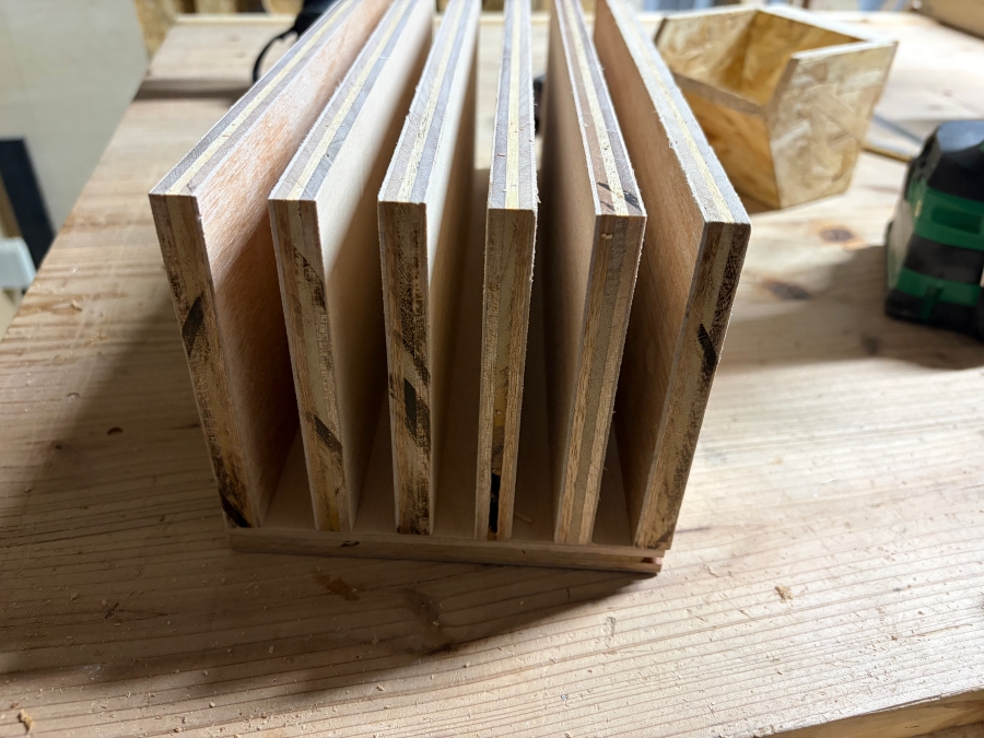 のこぎりを収納するためのケースを組み立てた様子