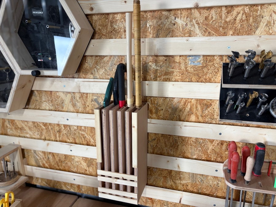 のこぎりを収納したフレンチクリートの画像