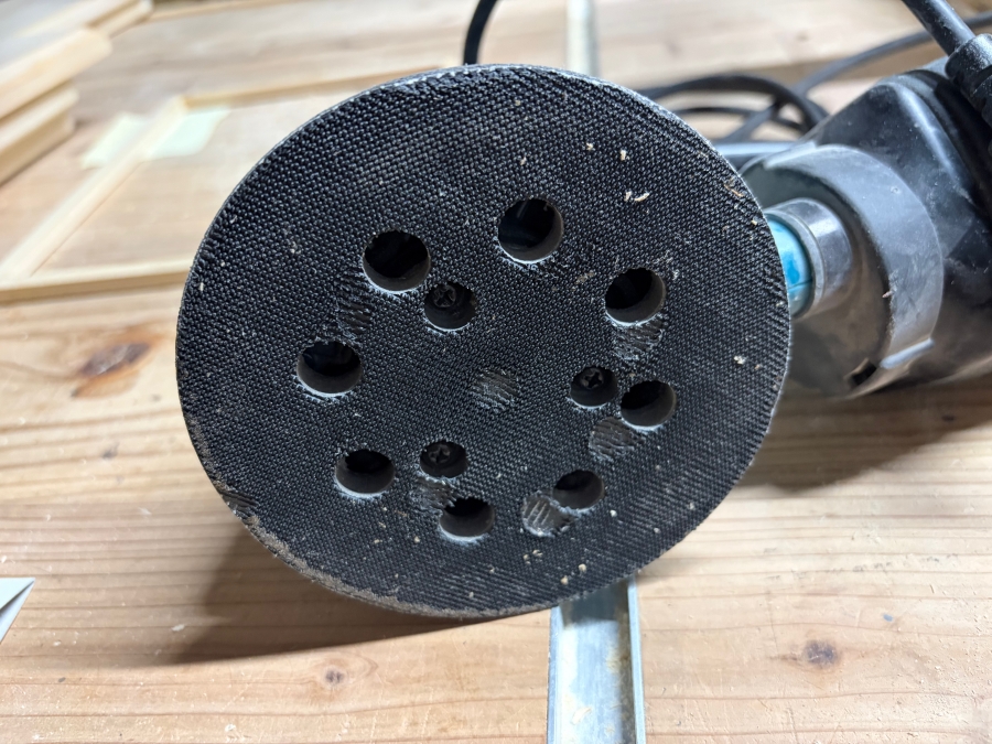 摩耗したランダムサンダーのパッドの画像