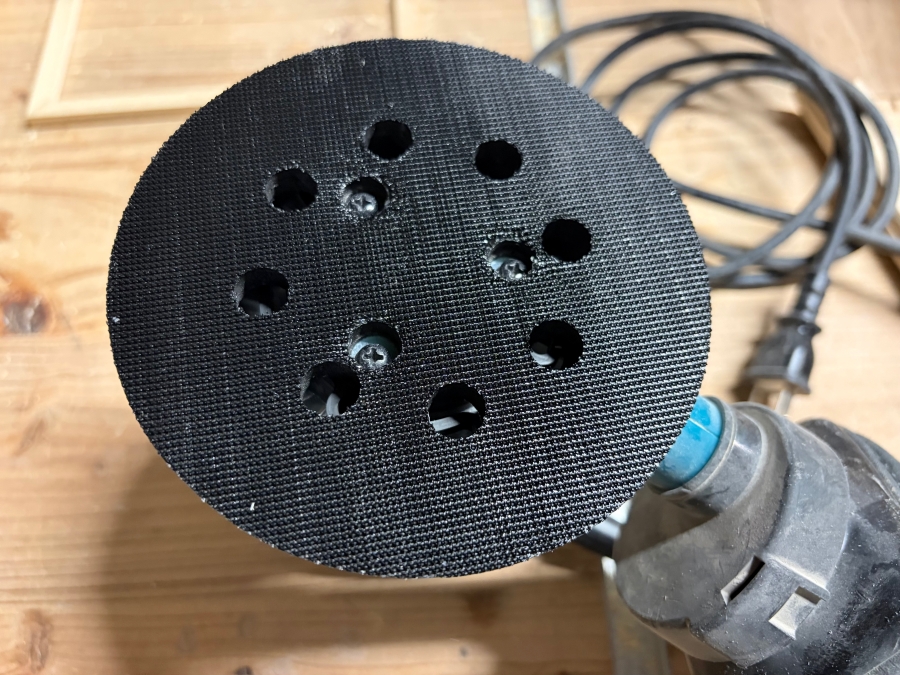 新しいパッドを取り付けたランダムサンダーの画像
