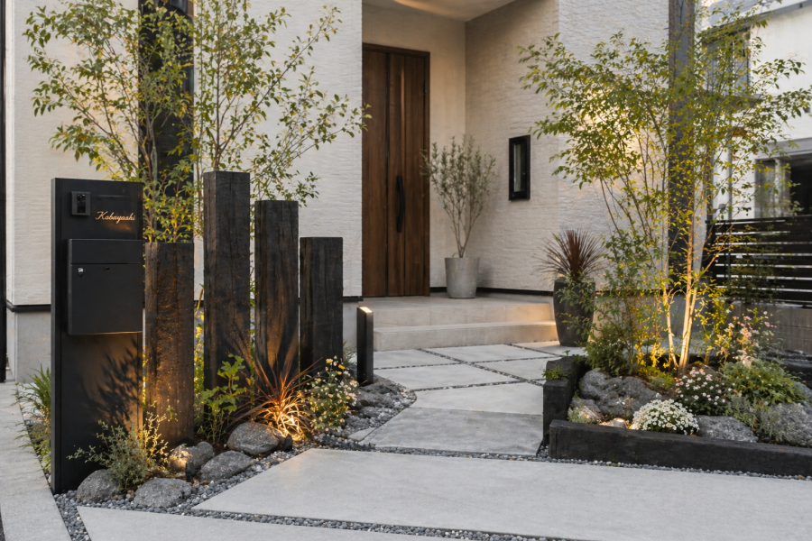 枕木を使った玄関前の画像