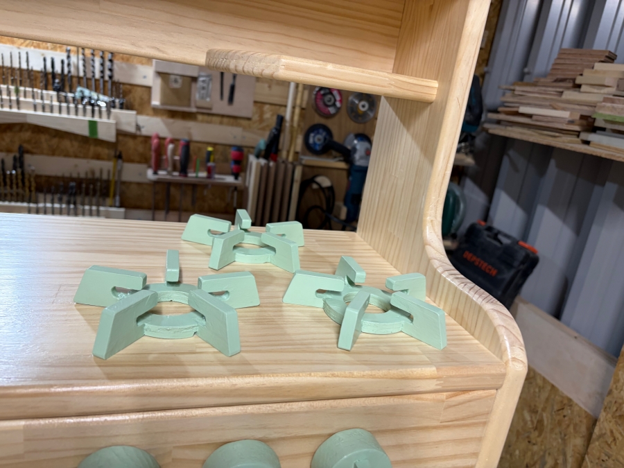 木材で作ったままごとキッチン用の五徳