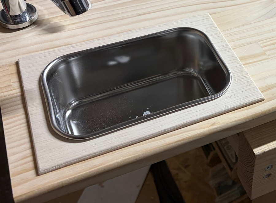ステンレス容器を埋めて作ったままごとキッチンのシンク