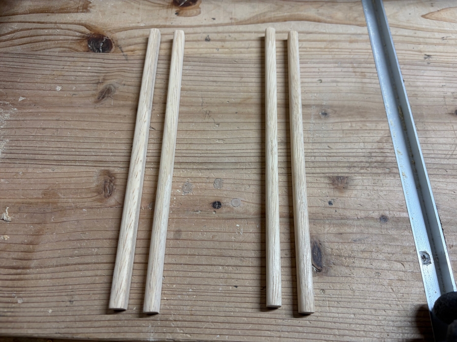 木材で作った棚受け用のパーツ