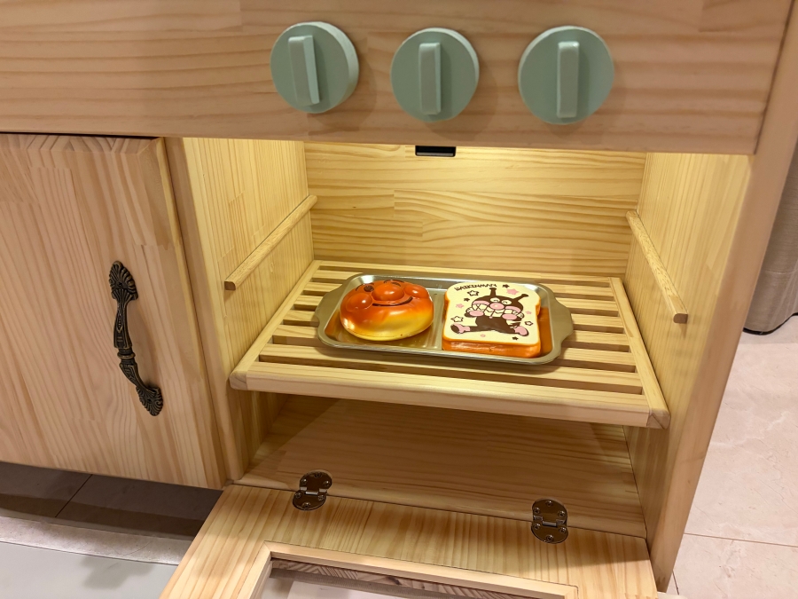 高さを変えられるままごとキッチンのオーブン棚
