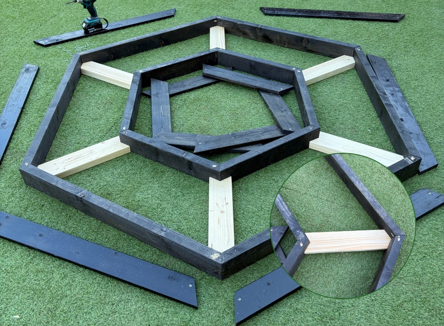 六角形の屋外ベンチに使う骨組みを作る様子