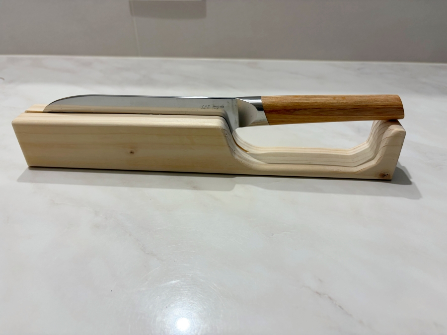 DIYで作った木製包丁スタンドの画像