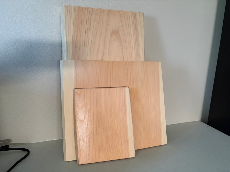 桧の一枚板で作ったまな板の画像