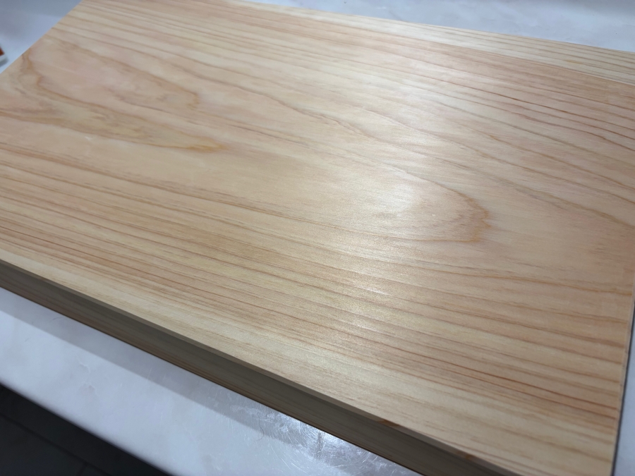 桧の一枚板を鉋で仕上げて作ったまな板
