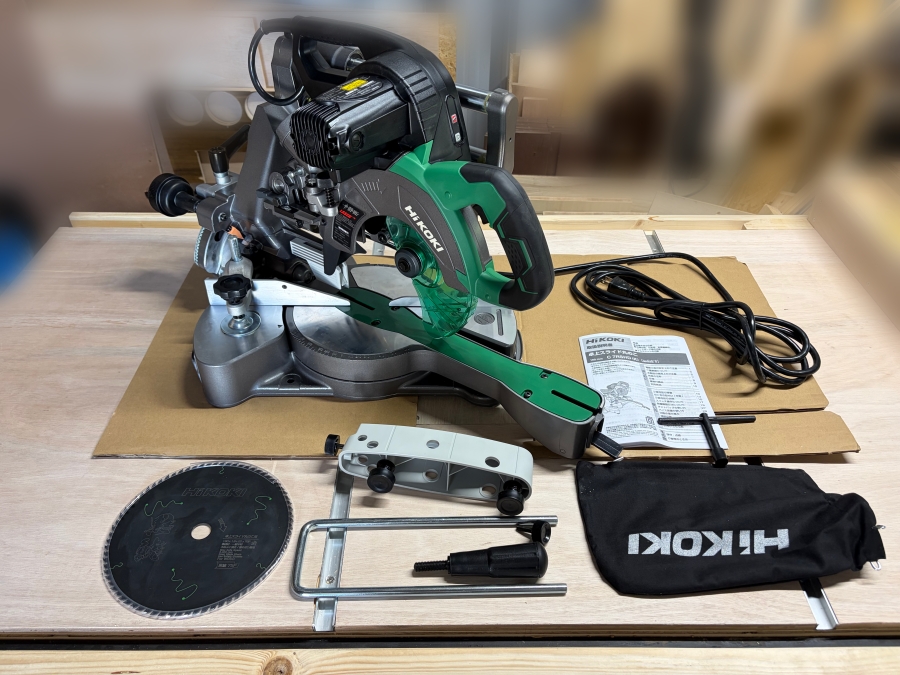 ハイコーキ卓上スライド丸ノコ”C7RSHD”と付属品の画像