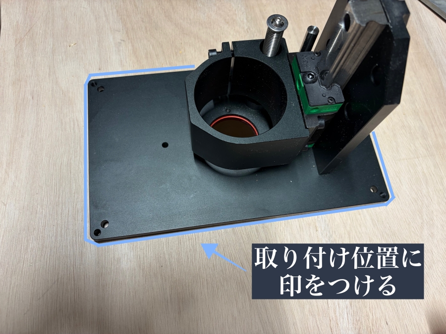 電動トリマー用インサートプレートを作業台に取り付けるために印付けする様子
