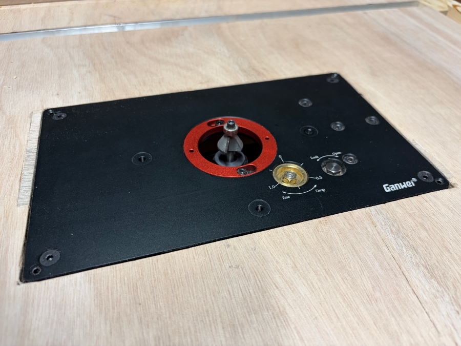 作業台に取り付けたトリマー用インサートプレート