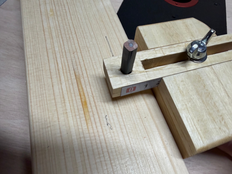 自作のマーキングゲージで木材に印付けする様子