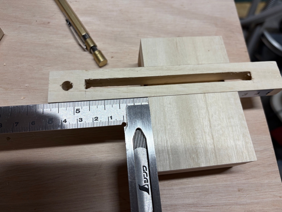 自作マーキングゲージの垂直を確認する様子