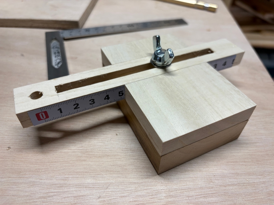 蝶ボルトを取り付けた自作のマーキングゲージ