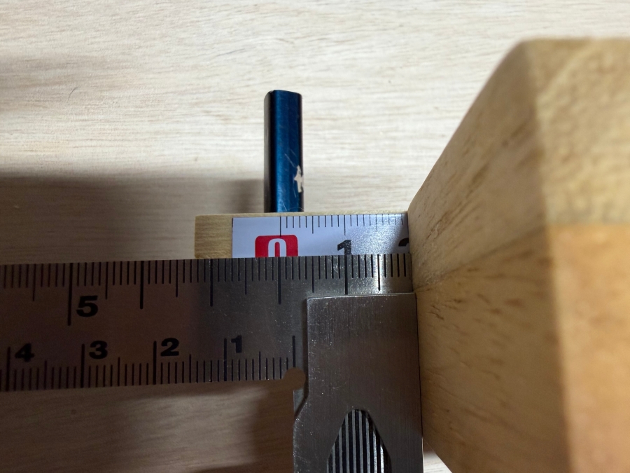 自作マーキングゲージの目盛りを確認する様子